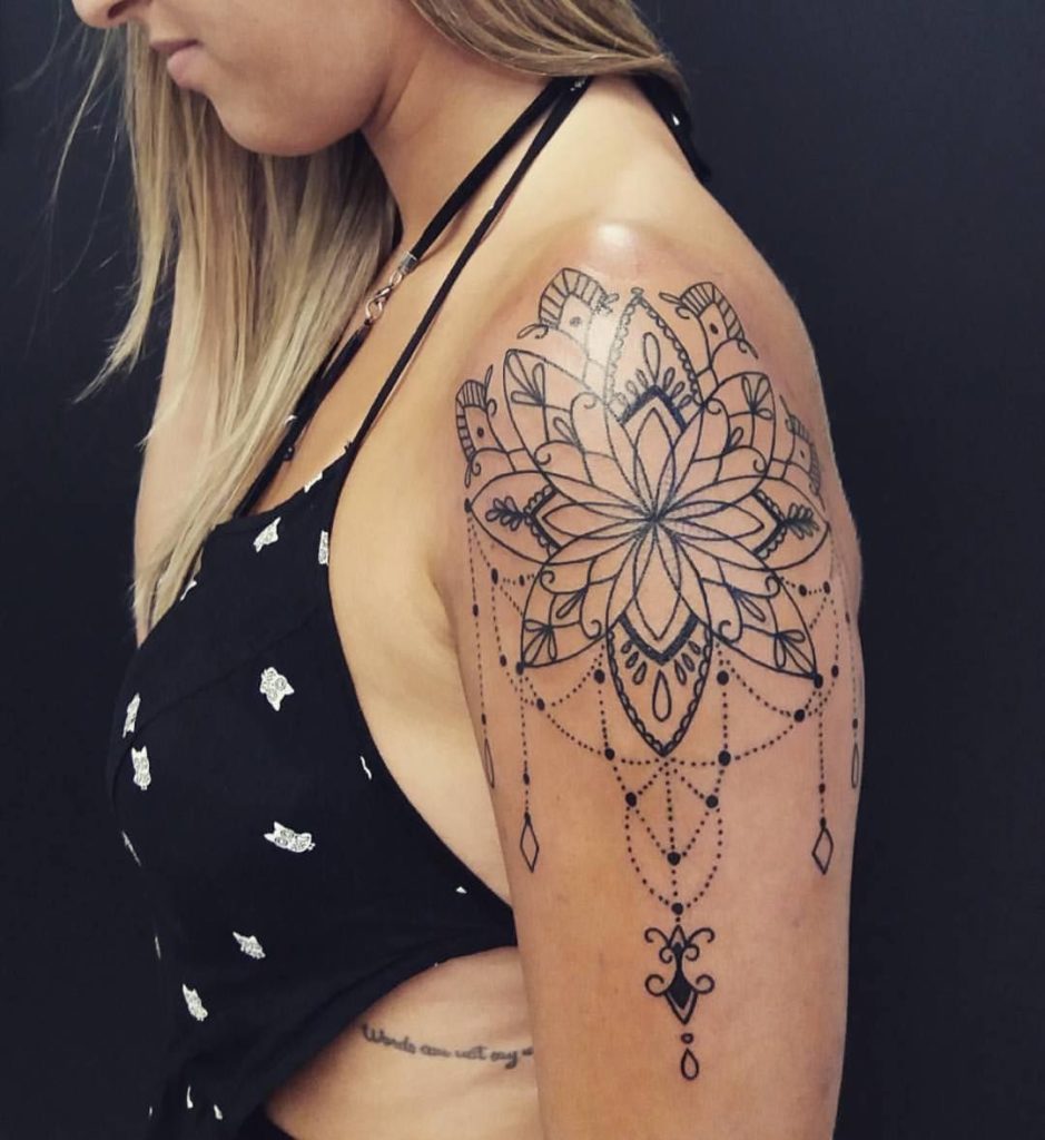 Tatuagem Feminina no Braço Mandala